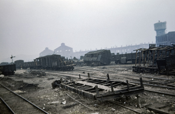 한국전쟁 당시 폐허가 된 철로의 모습.(출처 전쟁기념관)