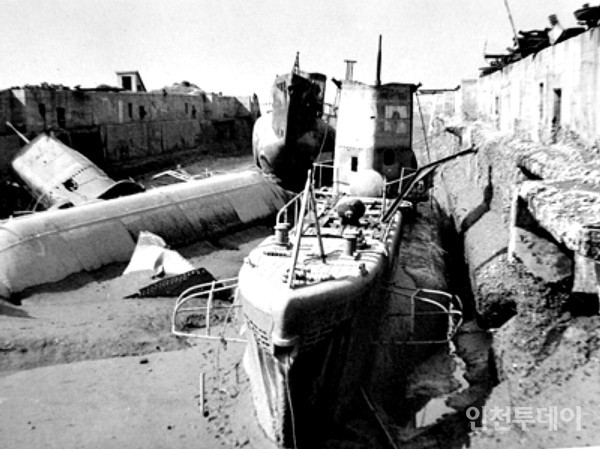 조선기계제작소 옆 드라이 도크에 방치된 잠수함.(1946, 한국항만연수원인천연수원 제공)