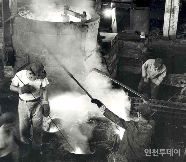 1960년대 한국기계공업 주물작업.(현대두산인프라코어 홈페이지)