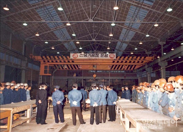 1977년 대우중공업 굴착기 생산공장 준공으로 대량 생산체제 구축(현대두산인프라코어 홈페이지)