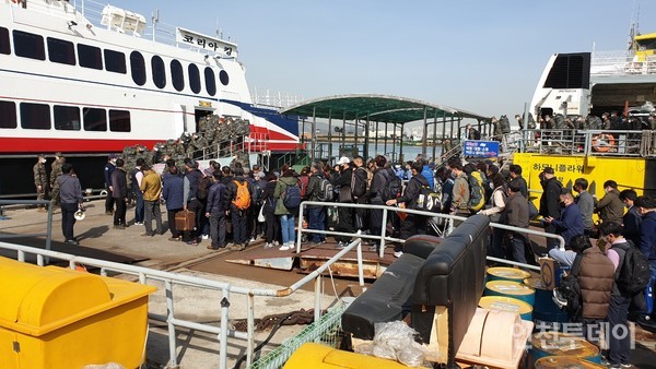 하모니플라워호 승객들이 여객선을 옮겨타고 있다.(사진제공 독자)
