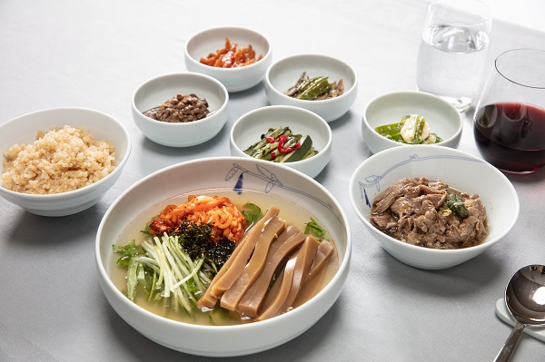 7월에 새로 선보이는 묵밥은 더운 여름철 시원하게 즐길 수 있는 메뉴로 전 클래스에서 만날 수 있다.