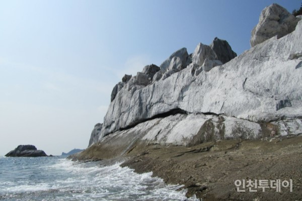 인천 옹진군 소청도 분바위 해변(사진제공 강제윤 사단법인 섬연구소 소장)