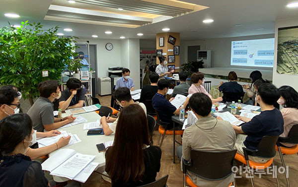 지난 12일 진행한 인천 개항창조도시 활성화 네트워크 첫 회의의 모습.(사진제공 인천시)
