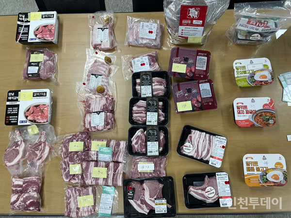 인천특사경이 인터넷쇼핑몰, 밀키트 매장 유통제품의 돼지고기 원산지 판별을 위해 검정키트를 사용했다. (사진제공 인천시)