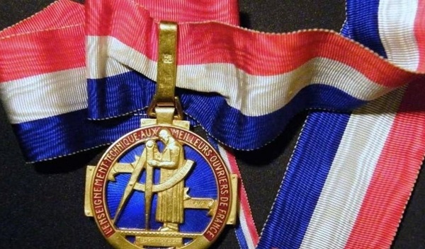 김영훈 명장이 2019년 프랑스 정부 주관 제26회 모프(MOF, Meilleur Ouvrier de France) 콩쿠르 제과분야에서 수상한 명장 메달.