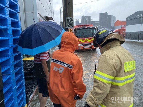 인천소방본부 대원들이 8일 오후 12시 41분 계양구 서운동 소재 상가건물이 침수돼 배수 지원을 하고 있다.(사진제공 인천소방본부)