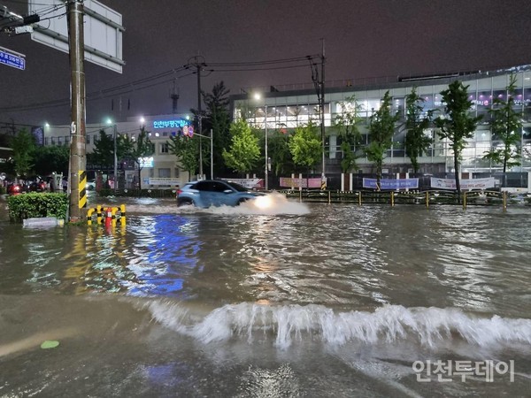인천도시철도 1호선 부평구청역 인근 사거리가 8일 저녁 침수됐다.(사진제공 독자)
