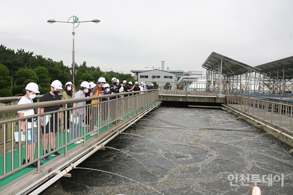 인천환경서포터즈가 가좌하수처리장에서 깨끗이 처리된 물을 보고 있다(사진제공 인천환경공단).