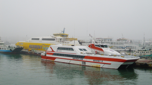 인천 연안부두에 정착해있는 여객선들.