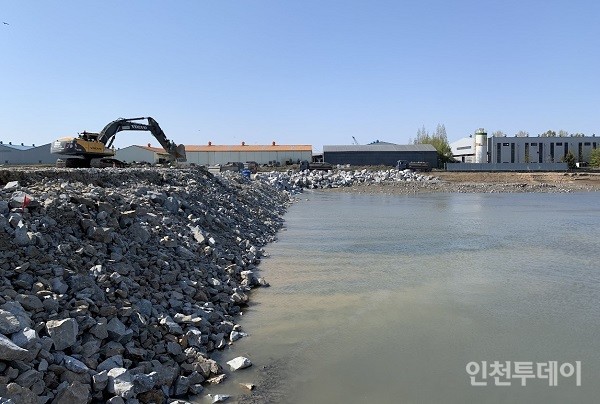 인천해수청이 북성포구 준설토 투기장을 조성하기 위해 호안 축조 공사를 진행하고 있는 모습.