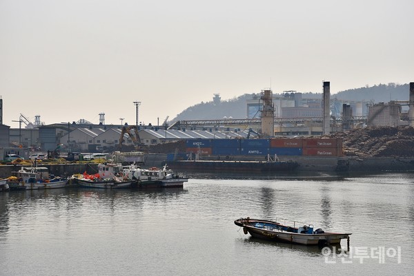북성포구에 정박한 선박들과 엠디에프제2공장. 그 뒤로 월미산 전망대가 보인다.