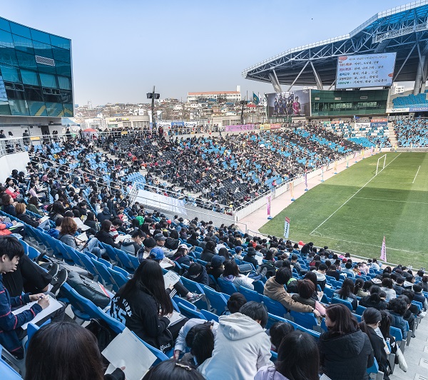 코로나19로 백일장이 우편 공모로 진행되기 전 인천축구전용경기장에서 진행한 백일장 대회 모습.
