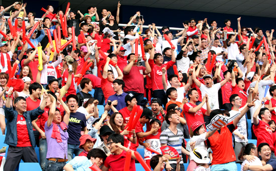 지난 2014 브라질 월드컵 한국 대 러시아의 경기 거리응원에서 인천 시민들이 열광하는 모습.