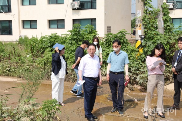 지난 7월 18일 강후공 중구의회 의장이 지역현장을 방문한 모습(사진제공 중구의회)