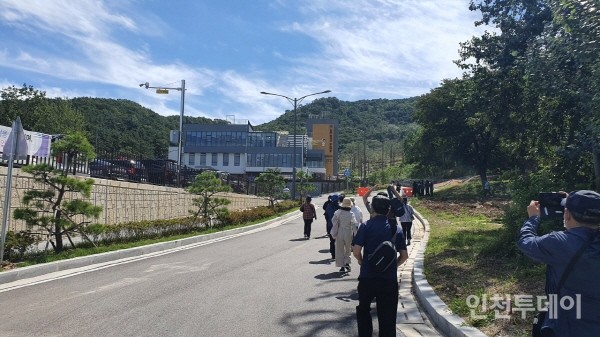 지난해  DMZ 평화의 길 운영 당시 참가자들이 강화군 테마노선을 걷는 모습.(사진제공 강화군)