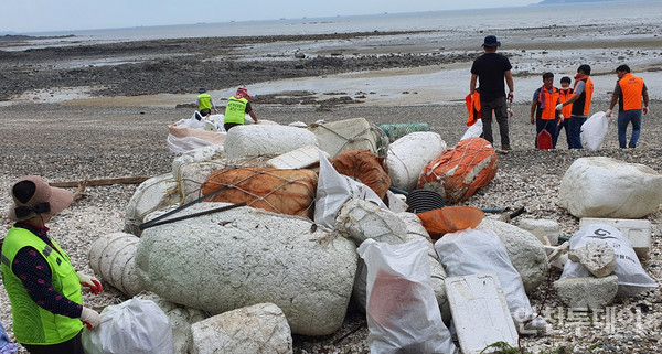 15일 인천시가 민관 합동으로 영흥도 내리 일원 해안에서 해양쓰레기를 수거하고 있다.(사진제공 인천시)