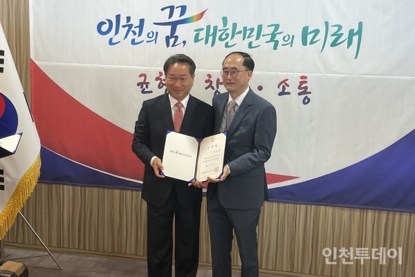 유권홍 인수위 부위원장이 지난 9일 인수위 출범식에서 유정복 인천시장 당선인에게 임명장을 받고 있다.