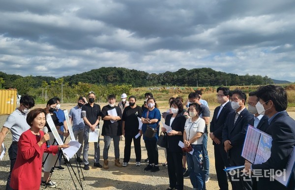 19일 이행숙 인천시 문화복지정무부시장이 검단신도시 물류유통3용지에서 주민들을 만나 대규모 물류창고 관련 시의 답변을 이야기하고 있다.(사진제공 인천시)