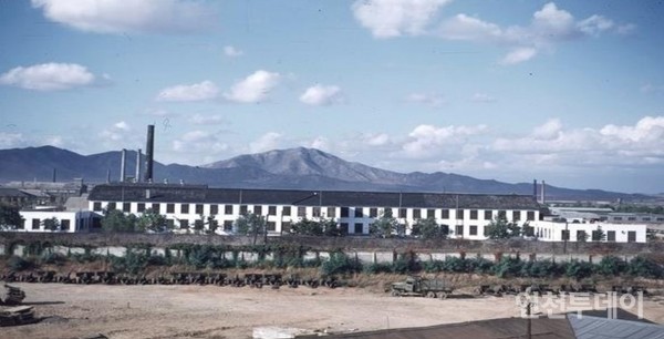 1948년 촬영한 인천 부평미군기지(캠프마켓) B구역 내 조병창 병원 건물(사진제공 독자)