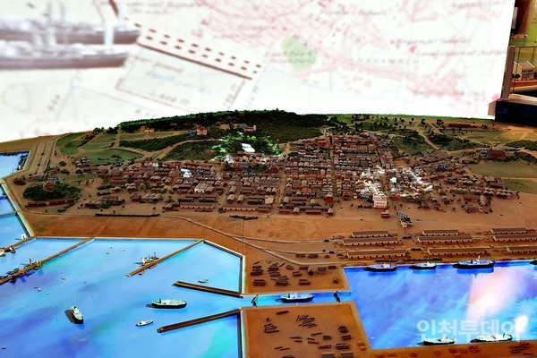 '인천개항장 근대건축전시관'에 전시한 중구지역 전체(제물포)를 축소한 모형.