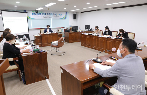 신지수 의원이 ‘계양구 장기요양요원 처우개선을 위한 토론회’를 지난 28일 의회에서 개최했다.(사진제공 계양구의회)