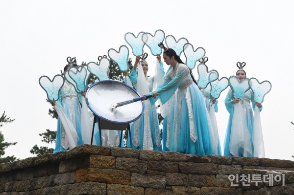 지난 3일 인천 강화군 마니산에서 ‘제103회 전국체육대회’ 성화를 채화하는 모습.(사진제공 강화군)