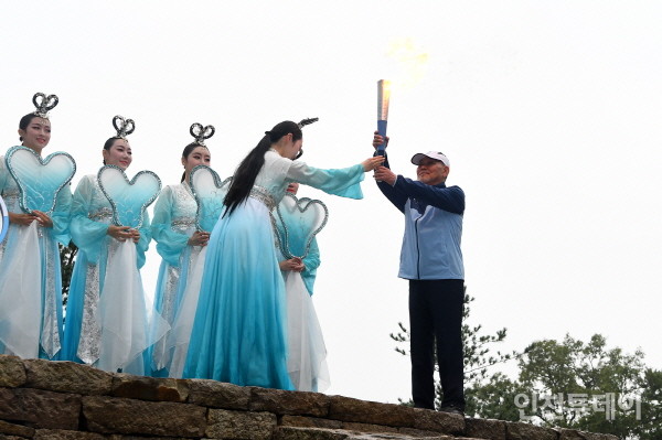 지난 3일 인천 강화군 마니산에서 ‘제103회 전국체육대회’ 성화를 채화하는 모습.(사진제공 강화군)