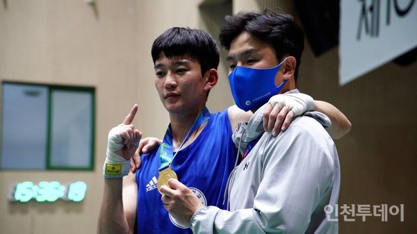 2022년 전국체전 복싱 라이트급 금메달 인하대 복싱부 최도현(왼쪽) 선수와 정덕환 감독.