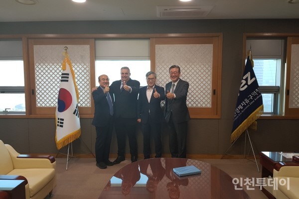 좌측부터 양해구 (주)샤프테크닉스케이 고문, 슈무엘 쿠지 IAI 항공그룹 부문대표, 김진용 인천경제자유구역청장, 백순석 (주)샤프테크닉스케이 대표.(사진제공 인천경제자유구역쳥)