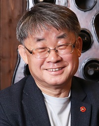 신현수 시인은 현재 사단법인 인천사람과문화 이사장, 서울문화재단 이사, 비영리민간단체 라오스방갈로초등학교를 돕는모임(방갈모) 상임대표로 일하고 있다. 그동안 한국작가회의 사무총장과 한국출판문화산업진흥원 원장(직무대행), 6.15민족문학인남측협회 집행위원 등으로 일했다.