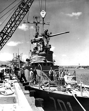 ‘제2차 인천상륙작전’에 참전한 대한민국 해군의 첫 전투함인 백두산함. 미국 호놀룰루항에서 백두산함에 무기를 장착하는 모습.