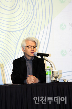 9일 김창남 문화평론가가 인천쉐라톤그랜드호텔에서 진행된 제425회 새얼아침대화에서 강연하고 있다.