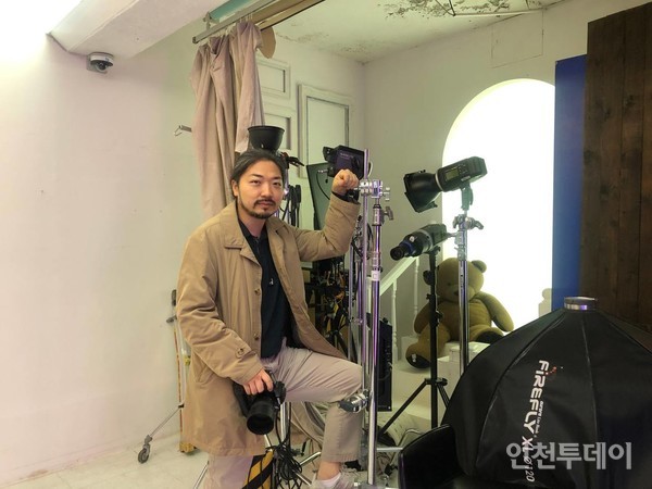 김규동 문화칼라 대표가 스튜디오에 설치된 장비 앞에서 포즈를 취했다.