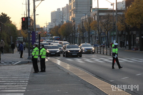  2023학년도 수능날 인화여고 앞에서 경찰들이 교통을 통제하고 있다.