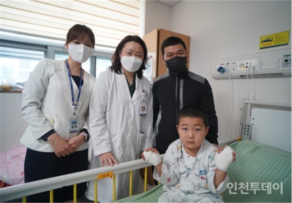 몽골에서 온 소드작크할단이 인천 성모병원에서 수술 후 회복 중이다.(사진제공 인천시)