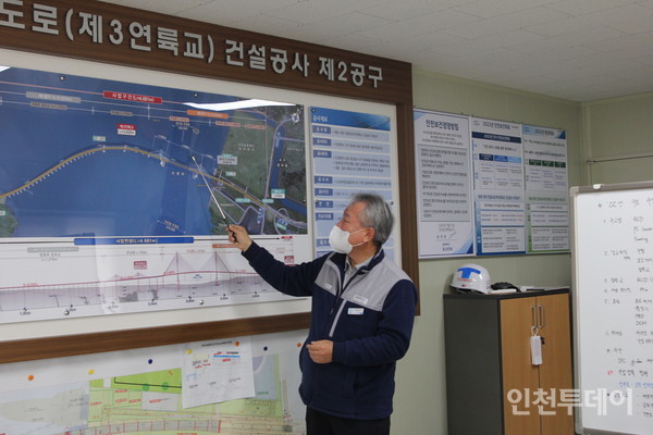 김재명 포스코건설 프로젝트매니저가 제3연륙교 공사 현황에 대해 설명하고있다.