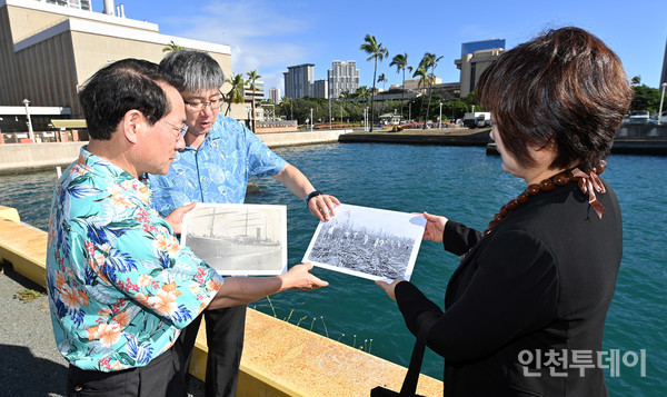 유정복 인천시장(왼쪽)이 호놀룰루항 7번 선창을 방문해 김상열 한국이민사박물관장(가운데)에게 설명을 듣고 있다.