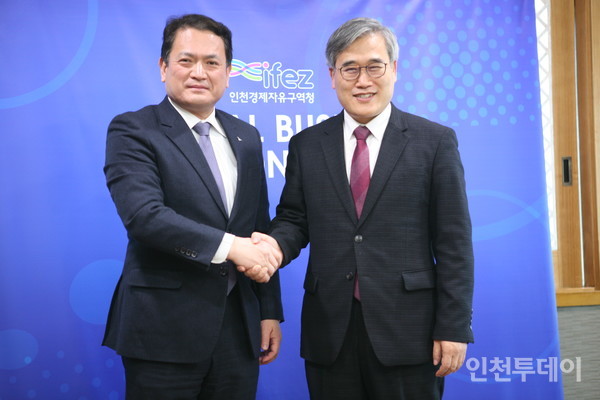 김진용 인천경제청장(오른쪽)과 김경욱 인천국제공항공사 사장(왼쪽)이 공항 주변지역 개발현황을 논의를 위해 만났다.(사진제공 인천경제청) 