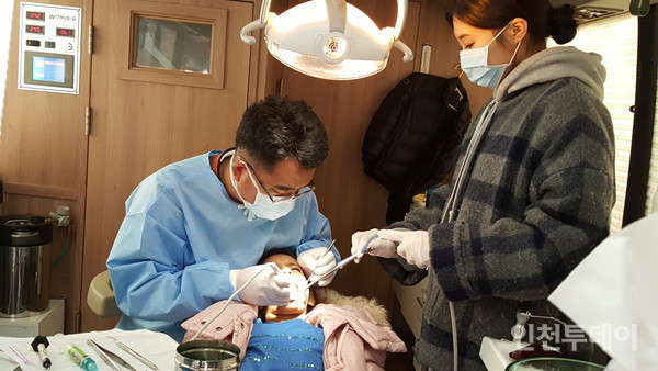 정갑천 건강사회를 위한 치과의사회 인천지부 회장이 지난 2018년 희망세상 부평진료소에서 진료하고 있다.(사진제공 인천건치)