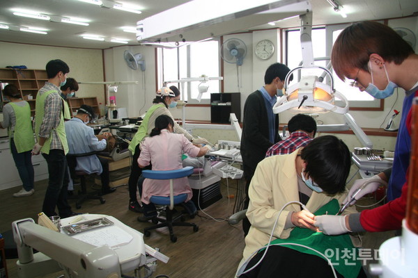 2012년 인천건치 회원들이 희망세상 부평진료소에서 치과 진료를 하고 있다.(사진제공 인천건치)