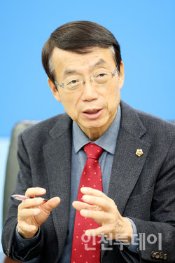 허식 인천시의회 의장. 