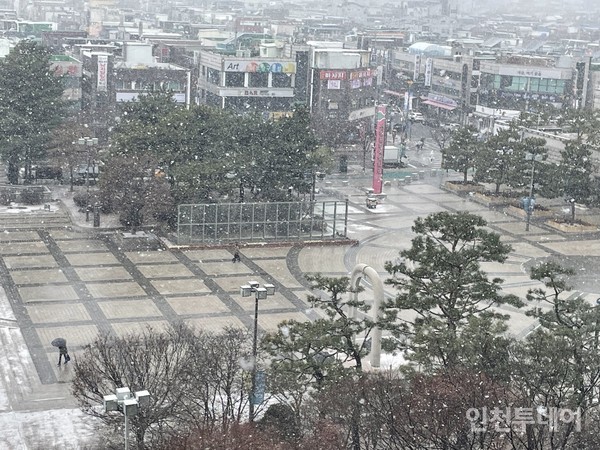 기상청이 6일 늦은 오후 인천에 눈이 내린다고 예보했다. 