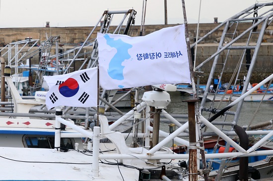 서해5도 중국어선 대책위원회와 서해 평화와 생존을 위한 인천시민대책위원회는 서해평화와 우리 어민들의 어장확장을 촉구하기 위해 2018년 4월 어선에 태극기와 함께 한반도기를 달고 조업하는 운동을 전개했다.