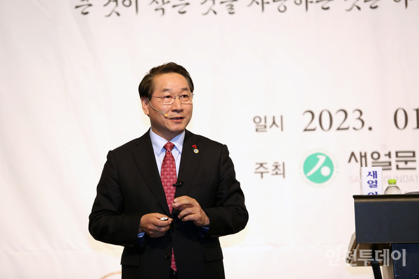 유정복 인천시장이 11일 새얼아침대화에서 강연하고 있다.(사진제공 새얼문화재단)