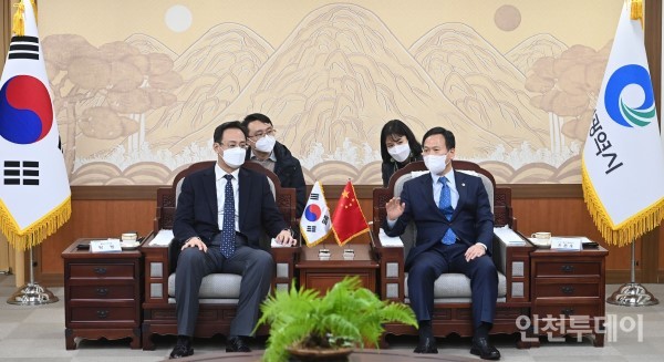인천시는 19일 자매결연 도시인 중국 톈진시 양빙 부시장 일행이 인천시청을 방문해 두 도시간 우호협력 방안을 논의했다고 밝혔다.(사진제공 인천시)