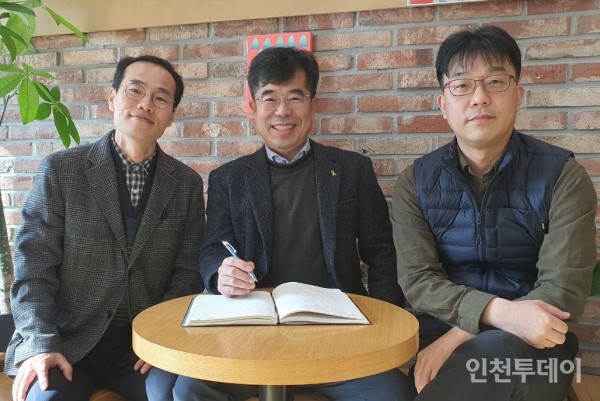 왼쪽부터 고두한, 성기신, 김영석 교사.