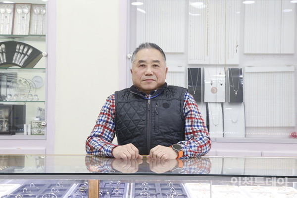 강희완 씨는 1983년부터 40년째 계양구 계산동에서 금은방 ‘정시당’을 운영하고 있다.