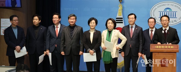 2023년 1월 9일 여야 중진의원 9명이 정치개혁을 위한 초당적 모임을 제안하는 기자회견을 진행했다. (사진 심상정 의원 SNS)