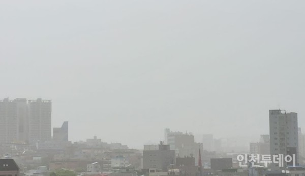 미세먼지로 덮인 인천 도심 모습.
